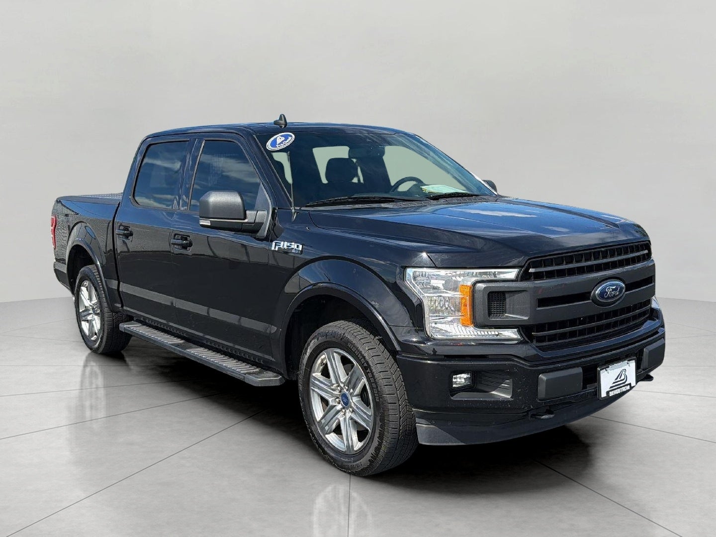 2019 Ford F-150 XL 4WD SuperCrew 5.5' Box in Agate Black Metallic — front three-quarter view
