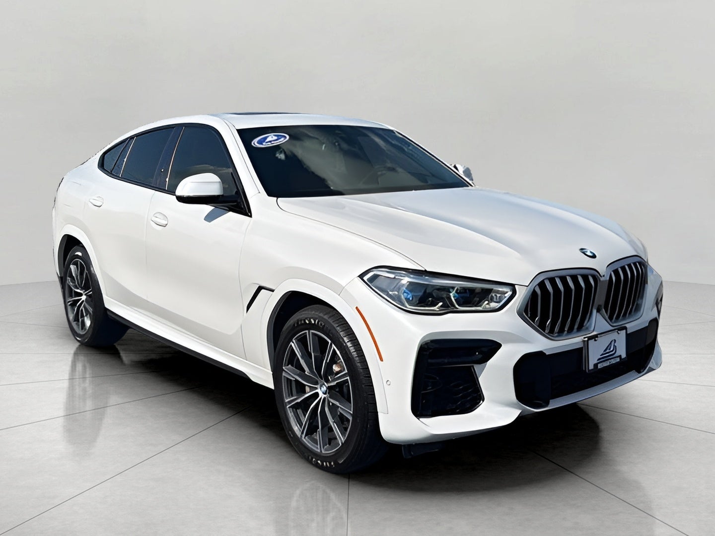 2022 BMW X6 xDrive40i xDrive40i Sports Activity Coupe in Mineral White Metallic — front three-quarter view